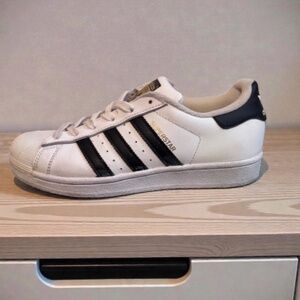 80s 90s Retro style Adidas Originals Superstar sneakers- Unisex Size 4.5Y/Wmns 6